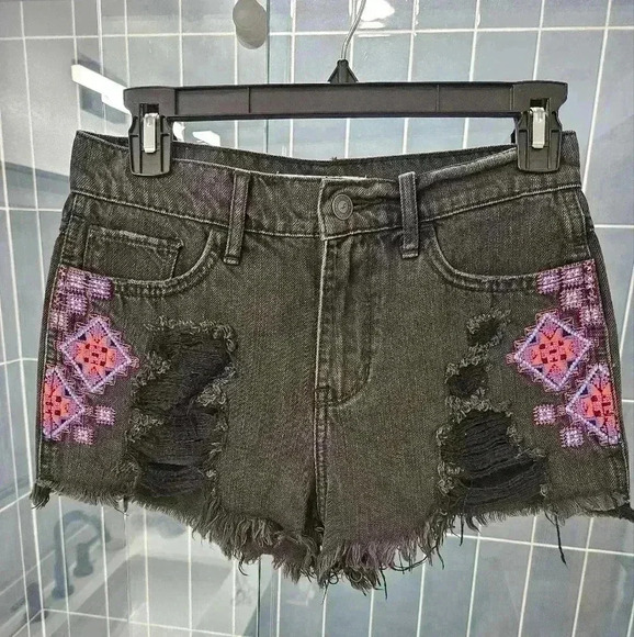 Hollister Boho Distressed Denim Cutoffs w/ Quilted Front Design Size 1 - Picture 1 of 3